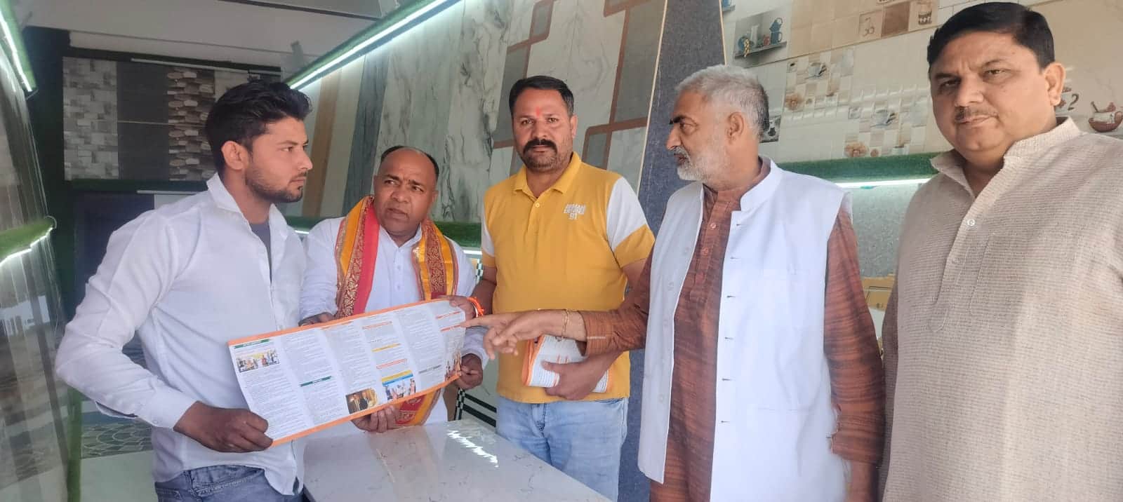 दौराला - दौराला में गांव चलो बस्ती चलो अभियान के तहत व्यापारियों से संपर्क करते भाजपा पदाधिकारी