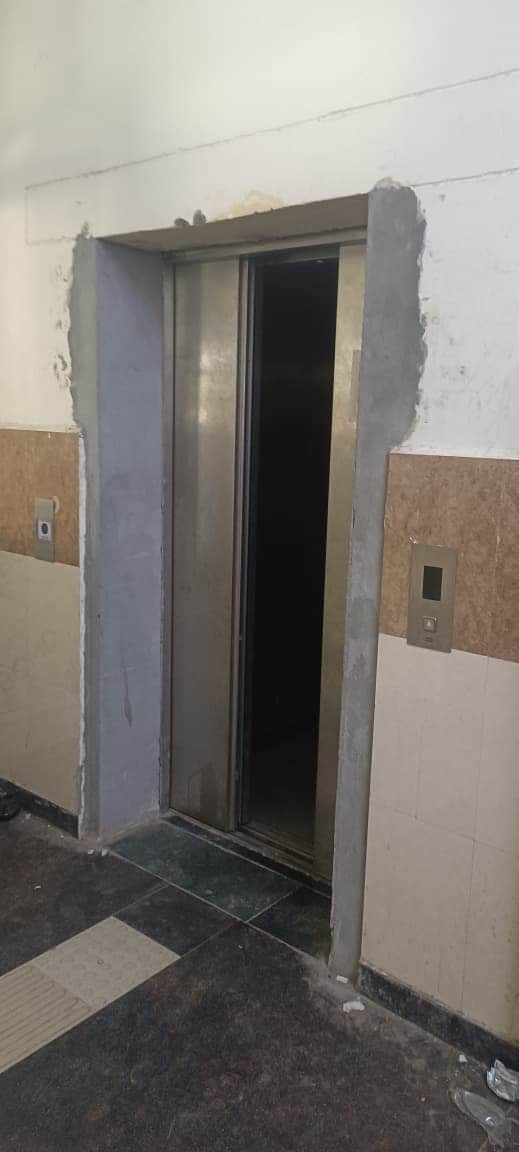 दादरी की एमसीएच यूनिट में बंद पड़ी लिफ्ट सेवा। 