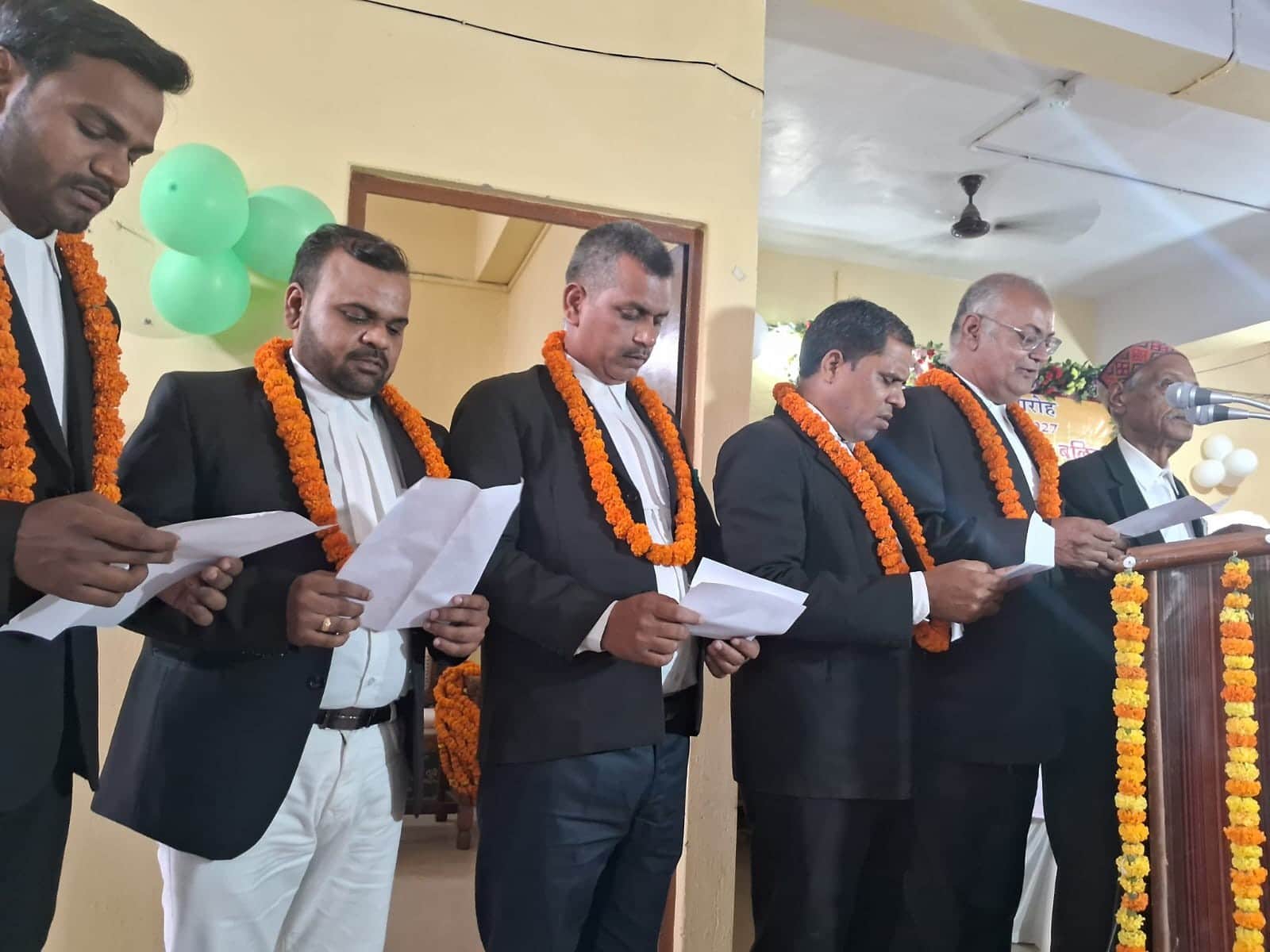 दीवानी न्यायालय परिसर में बुधवार को सिविल बार एसोसिएशन के नव निर्वाचित पदाधिकारियों को शपथ दिल