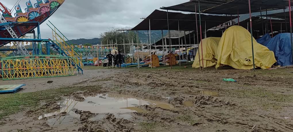 धर्मशाला के दाड़ी मेला मैदान में बारिश के चलते हुआ कीचड़। बारिश के कारण धूम्मू शाह मेले के पहले