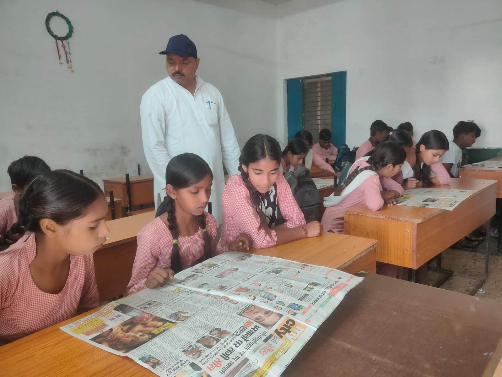 उच्च प्राथमिक विद्यालय में अमर उजाला अखबार पढ़ते बच्चे स्रोत संवाद