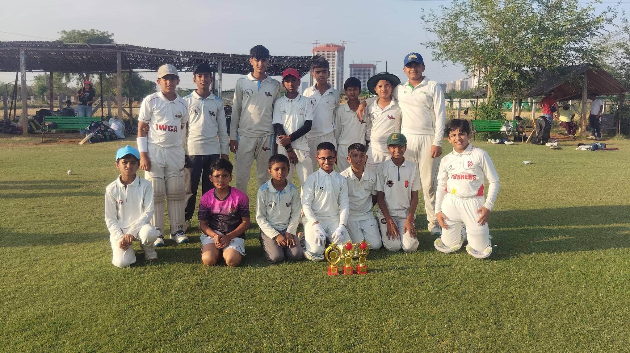 विजेता टीम स्पोर्ट्स गुरुकुल अकादमी के खिलाड़ी। प्रशिक्षक