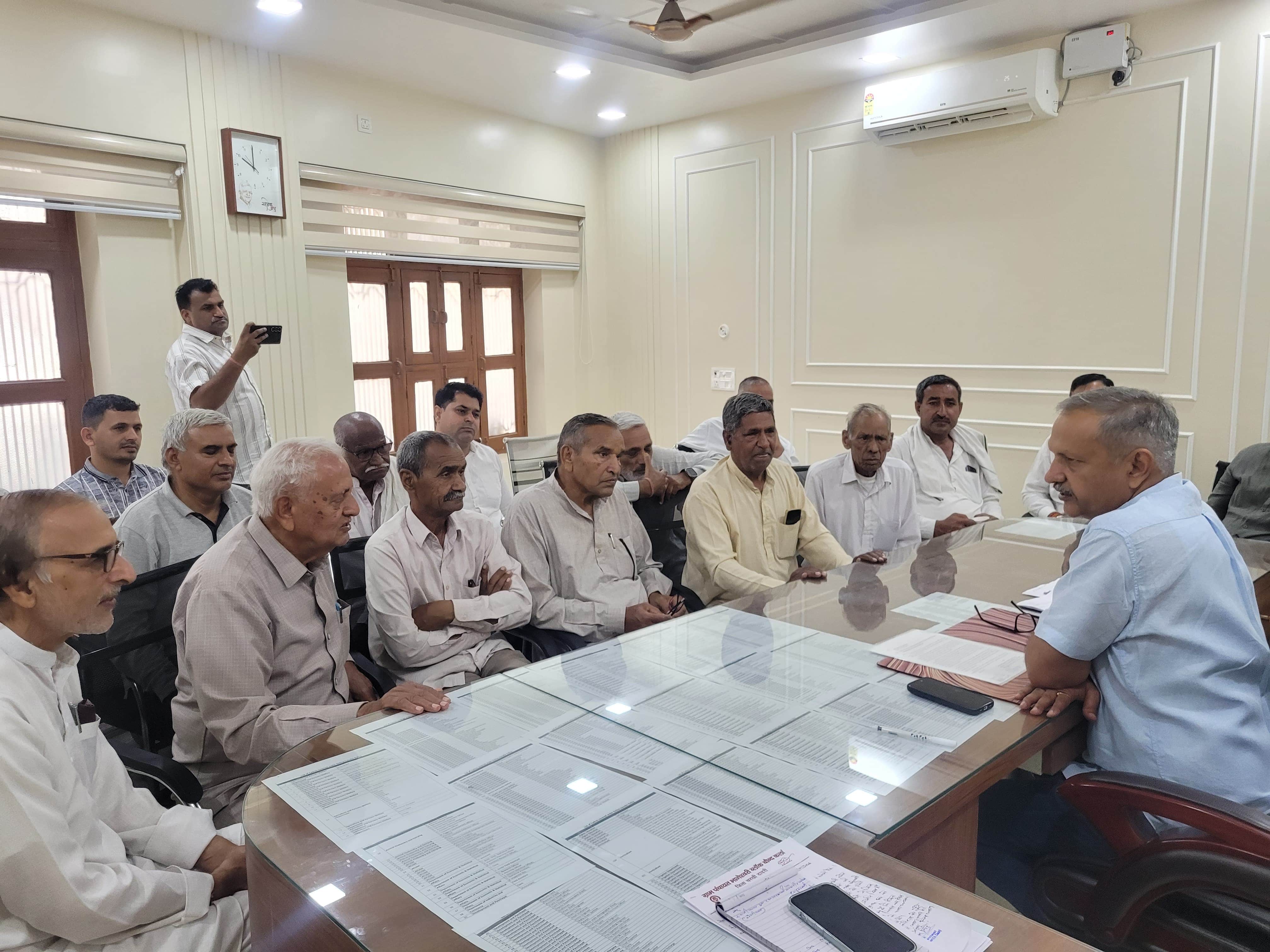 विधायक सुनील सांगवान से मुलाकात करते समिति के पदाधिकारी। 