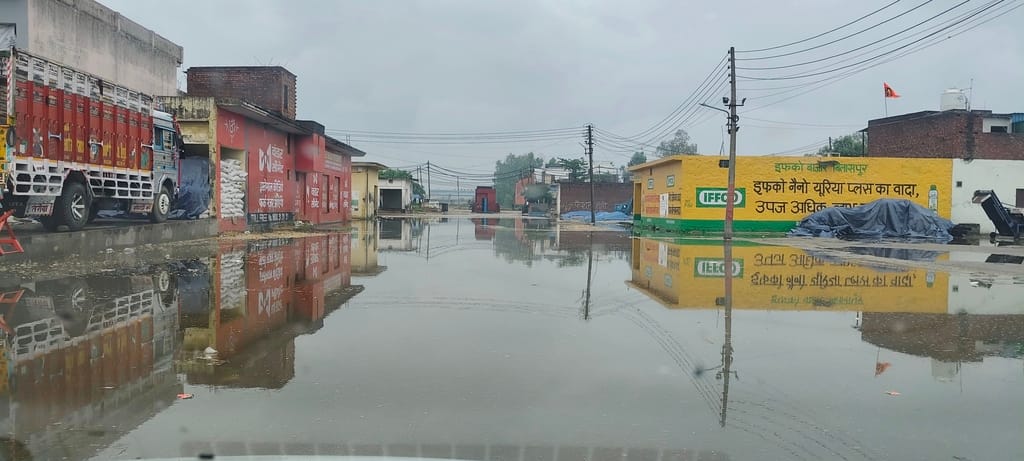 Rain exposes poor arrangements in the market, farmers and commission agents suffer