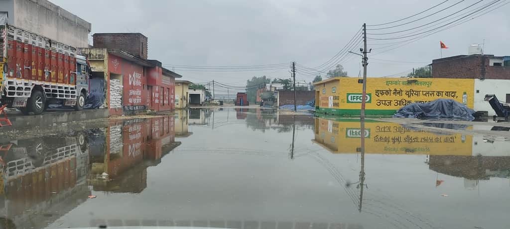 व्यासपुर अनाज मंडी में बारिश में हुआ जलभराव। संवाद