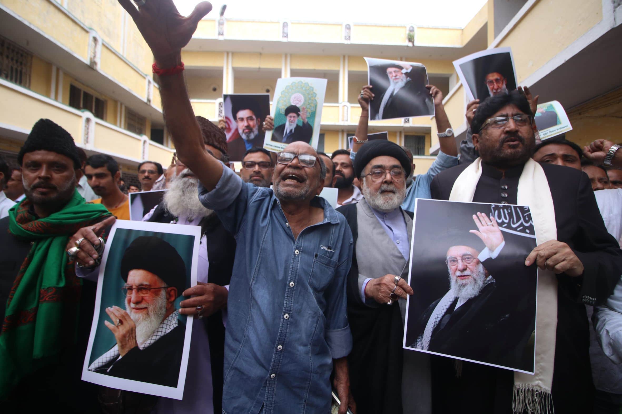 युद्ध थमने पर जश्न मनाते लोग।