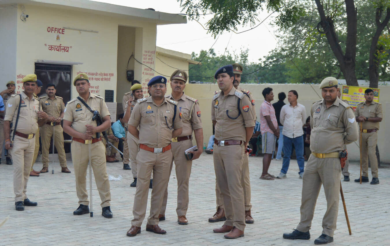 युवती के मौत के बाद श्मशान घाट पर मौजूद पुलिस बल। संवाद