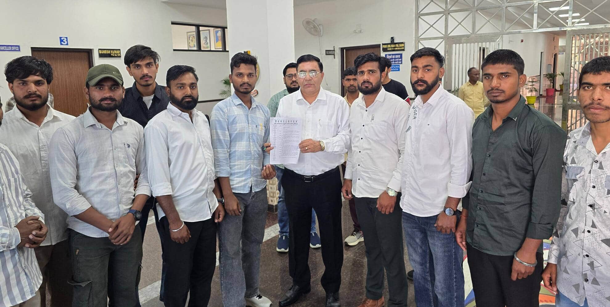 09जेएनडी03: डीएएसएफआई सदस्य कुलपति प्रो. रामपाल सैनी को ज्ञापन सौंपते हुए। स्रोत संगठन