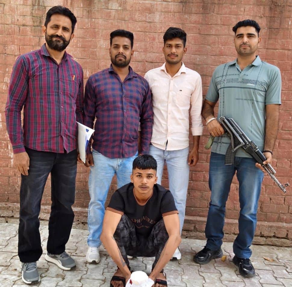 09जेएनडी04-पुलिस गिरफ्त में 22 कारतूस के साथ पकड़ा गया आरोपी। स्रोत पुलिस