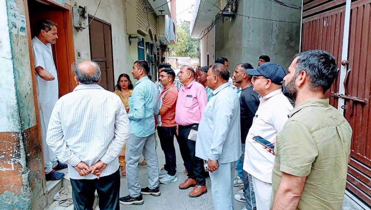 09जेएनडी05: पेयजल बिल को लेकर लोगों को जागरूक करते हुए जन स्वास्थ्य विभाग टीम। स्रोत विभाग