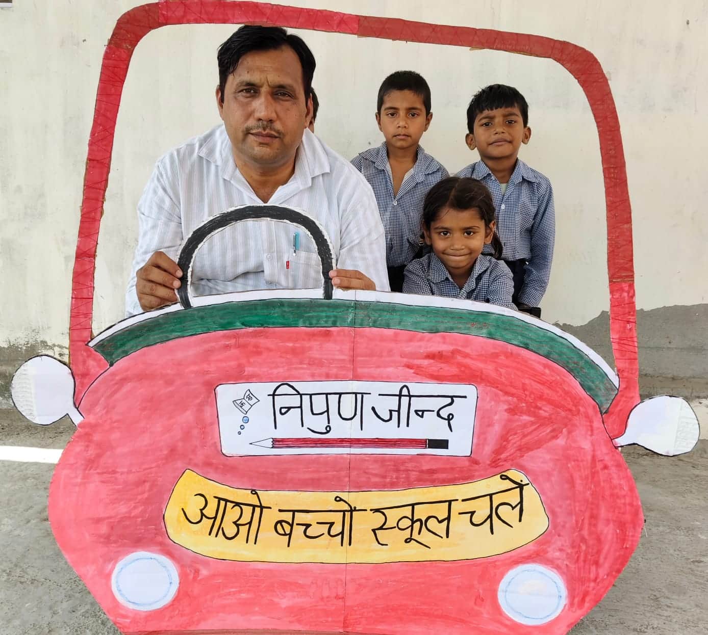 09जेएनडी06: बच्चों के साथ जिला समन्वयक एफएलएन राजेश वशिष्ठ। संवाद