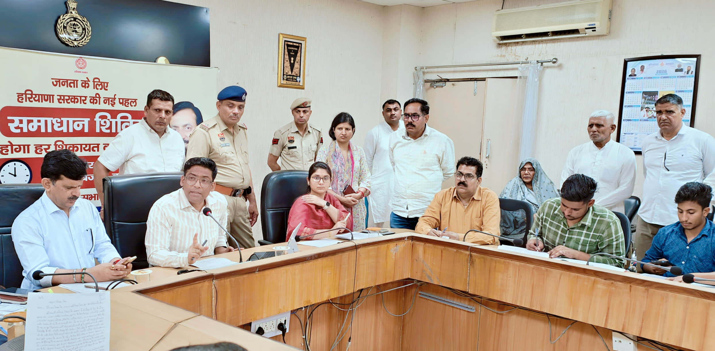 09जेएनडी07: समाधान शिविर में लोगों की समस्याएं सुनते डीसी मोहम्मद इमरान रजा। स्रोत प्रशासन