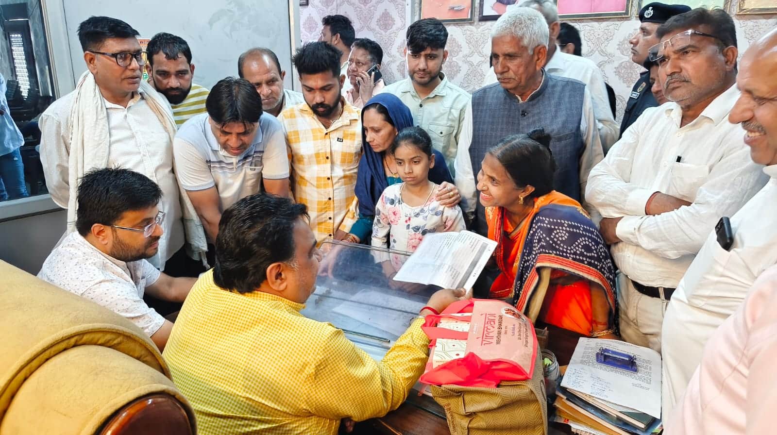 09जेएनडी10: जनता दरबार में लोगों की समस्याएं सुनते डिप्टी स्पीकर डॉ. कृष्ण। स्रोत प्रशासन