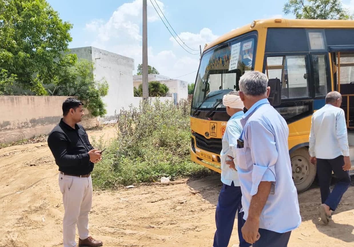 09जेएनडी12-जुलाना क्षेत्र में निजी बस की चेकिंग करती आरटीए की टीम। स्रोत कर्मचारी