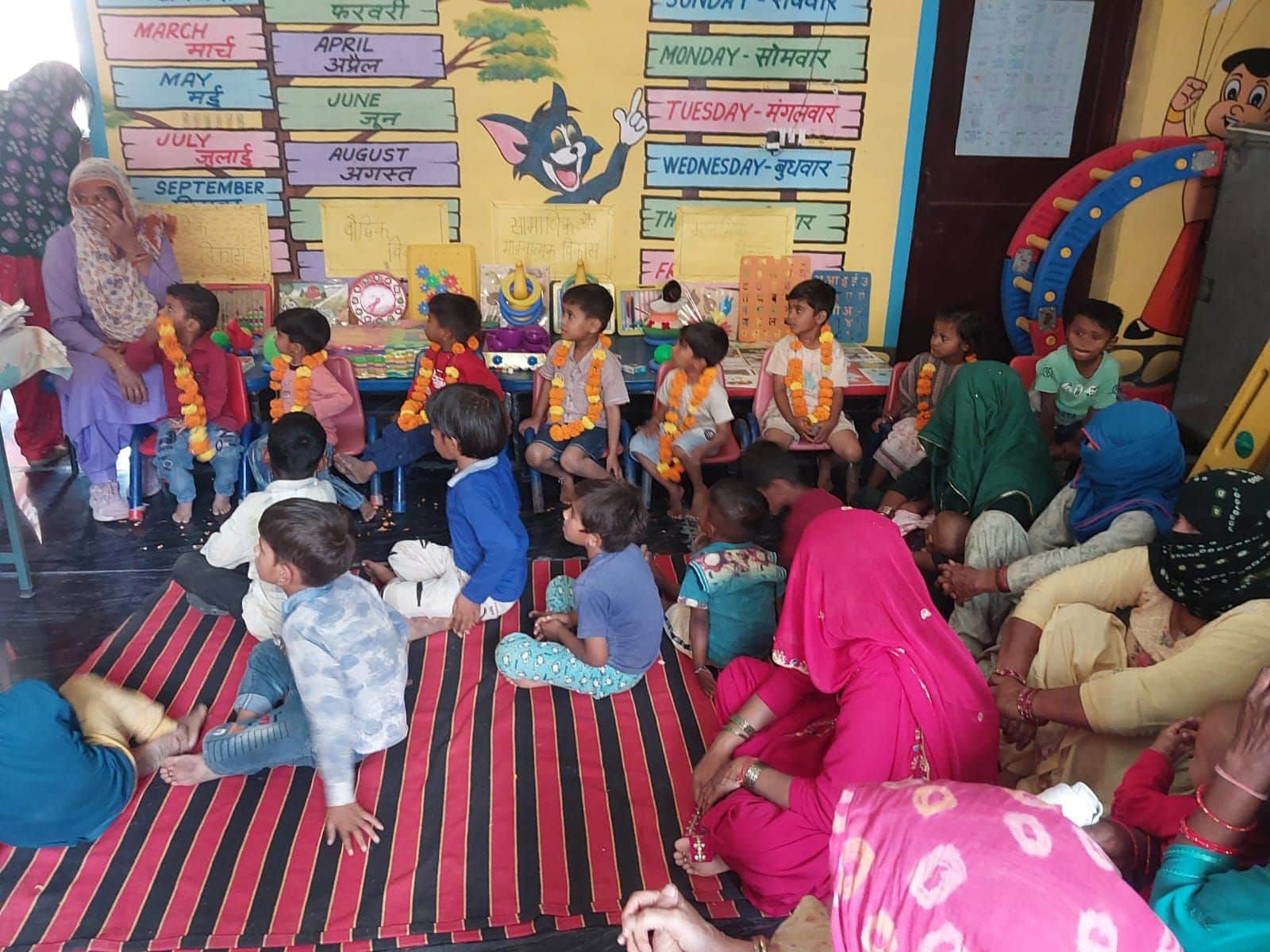 09जेएनडी17: महिला विकास मेले में मौजूद बच्चे और अन्य। संवाद