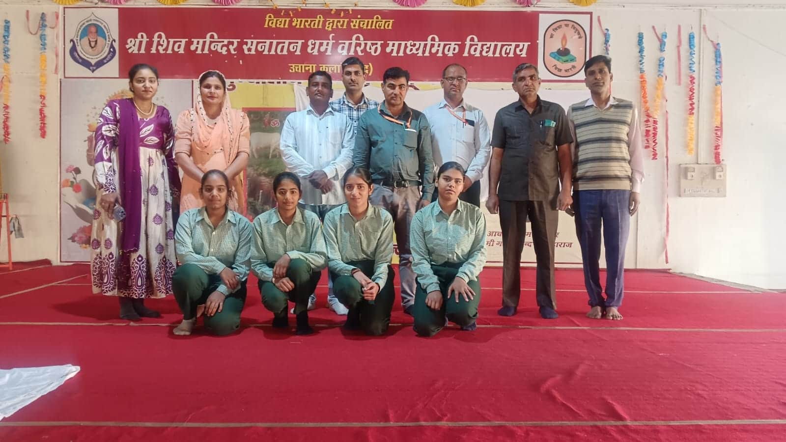 09जेएनडी27: स्थान प्राप्त करने वाले विद्यार्थियों को सम्मानित करते हुए। स्रोत संस्थान