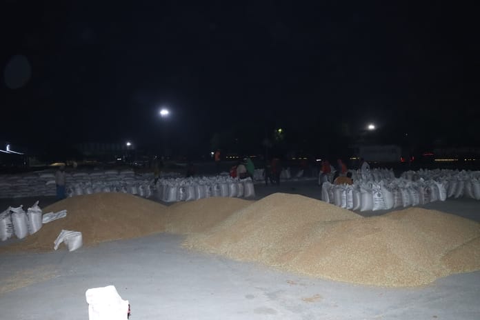 Gate passes are not being issued at night in the grain market, commission agents' shops also remain closed.