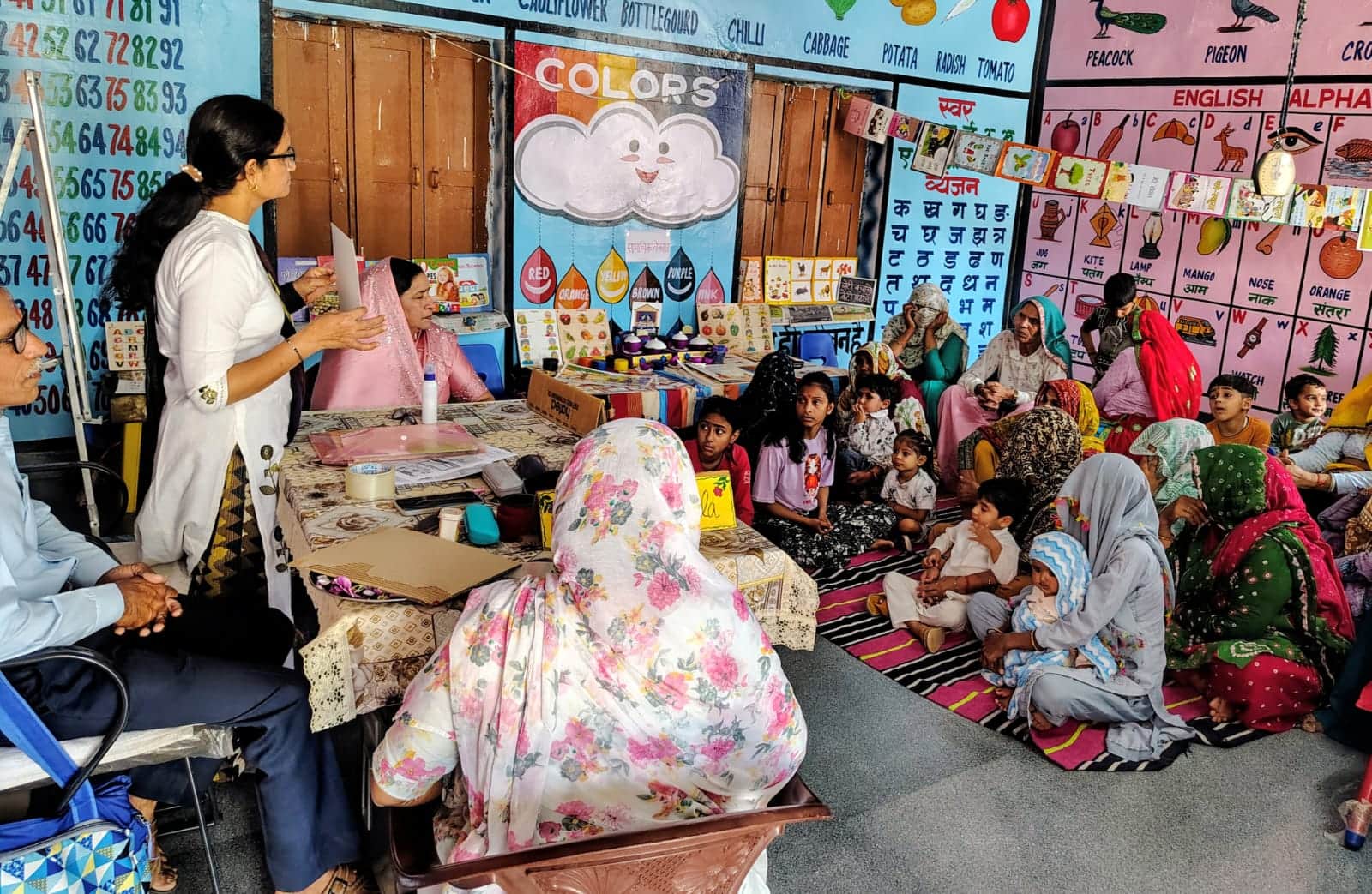 आंगनबाड़ी में पोषण पखवाड़ा कार्यक्रम में बच्चों को प्रारंभिक शिक्षा और पोषण आहार के बारे में जा