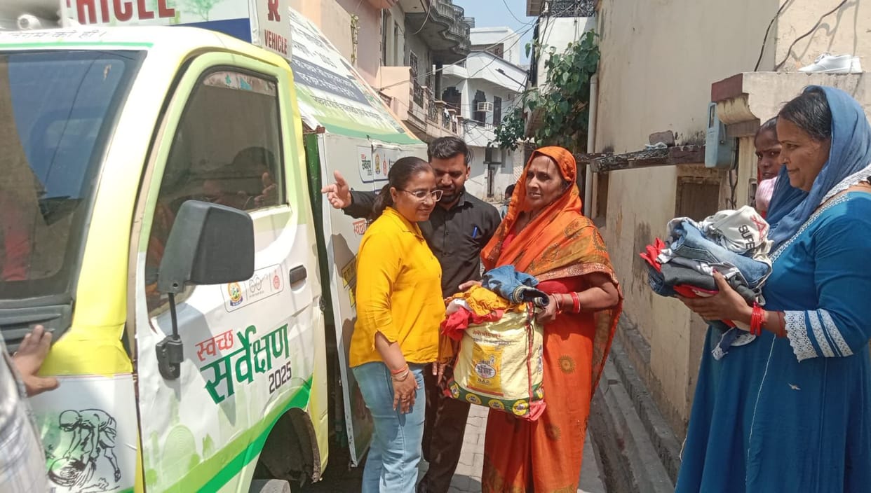 The corporation team collected useful items from Mishra Colony.