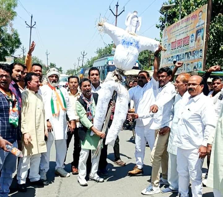 असम के मुख्यमंत्री का पुतला हाथ में लेकर विरोध करते कांग्रेस जिलाध्यक्ष व अन्य। स्रोत स्वयं