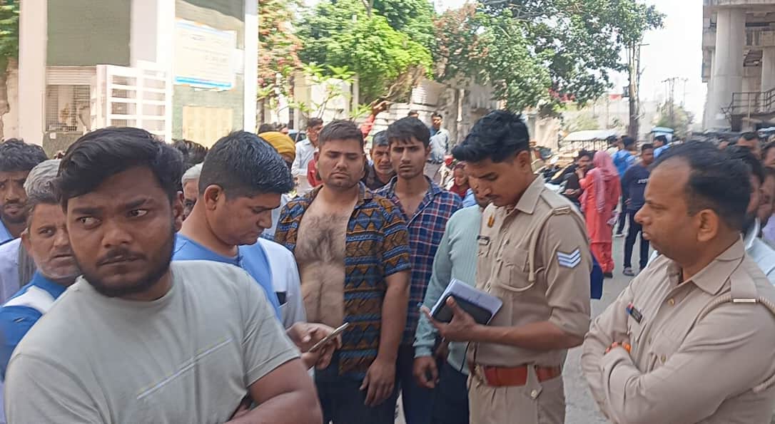 अस्पताल पार्किग में मारपीट होने के बाद जांच करने पहुंचे पुलिसकर्मी। संवाद