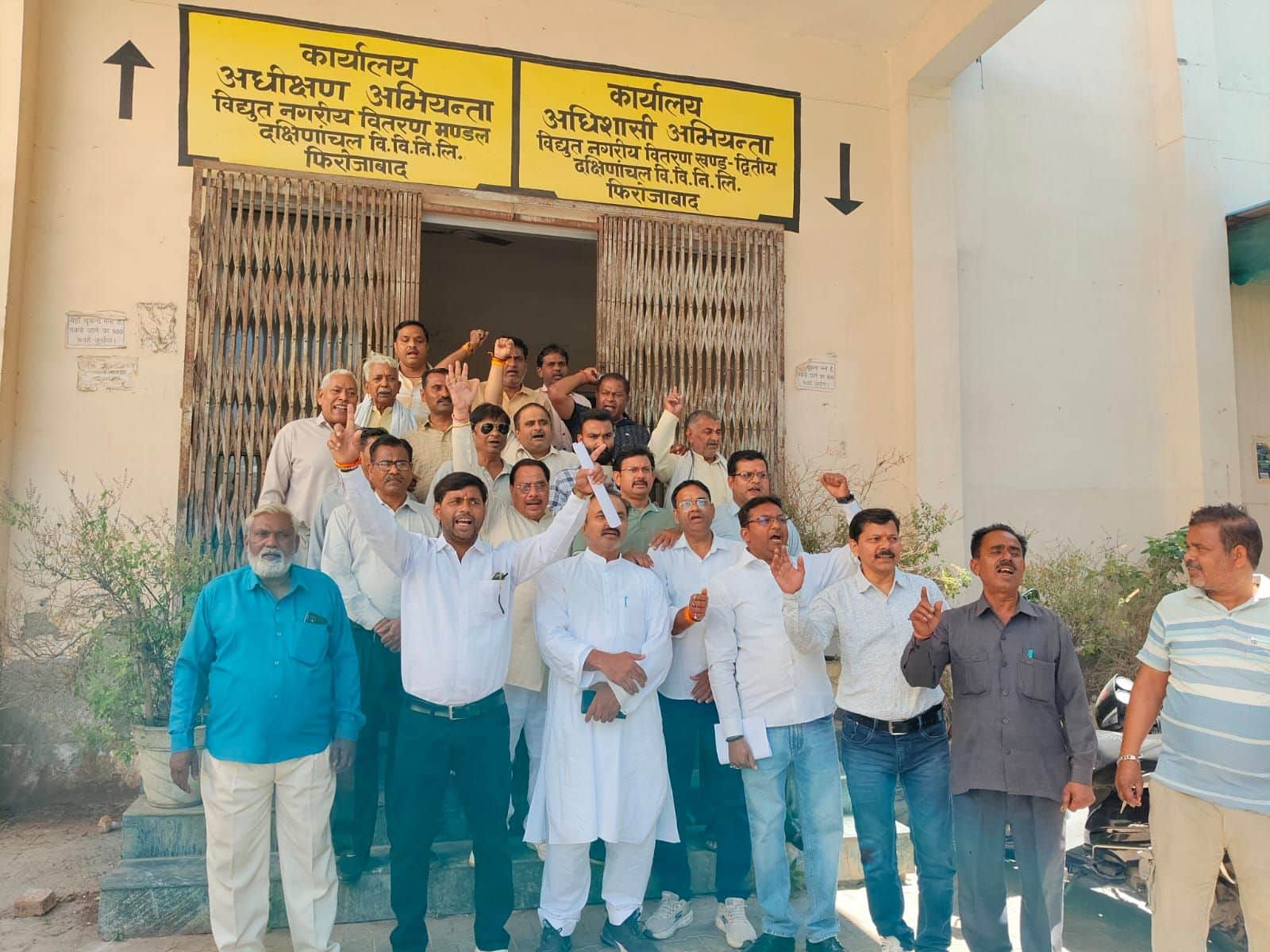  अधीक्षण अभियंता को ज्ञापन सौंपते व्यापारी। संवाद