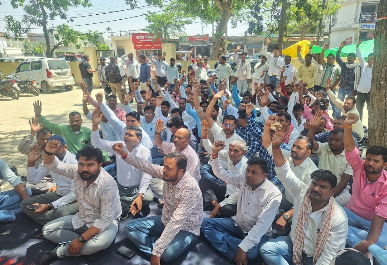 Protest against the attack on electricians, accused shopkeeper sent to jail
