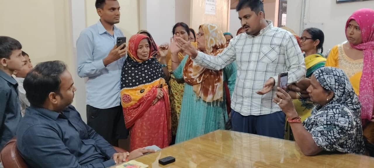 अधीक्षण अभियंता कार्यालय में हंगामा करते वैशाली कालोनी के लोग। स्रोत स्वयं