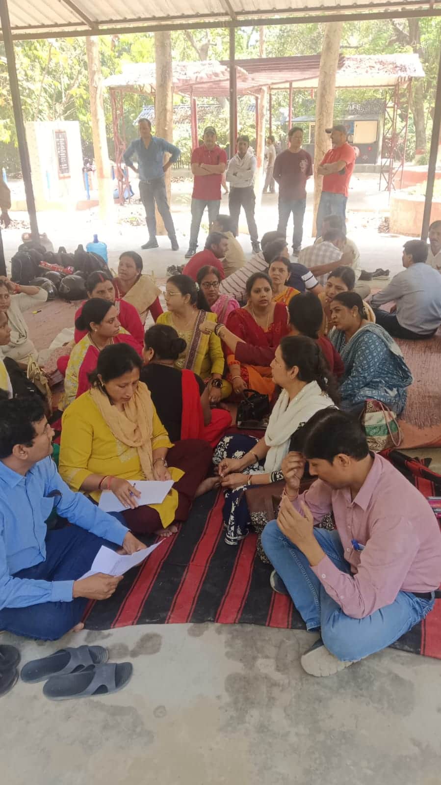 बीएचयू के मधुबन पार्क मे धरने पर बैठें संविदा कर्मचारी संवाद