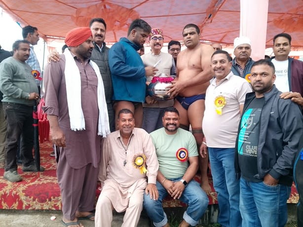 Jalandhar's Sunny defeated Rohtak's Ravi to win the Bhranta Patta Chhinj
