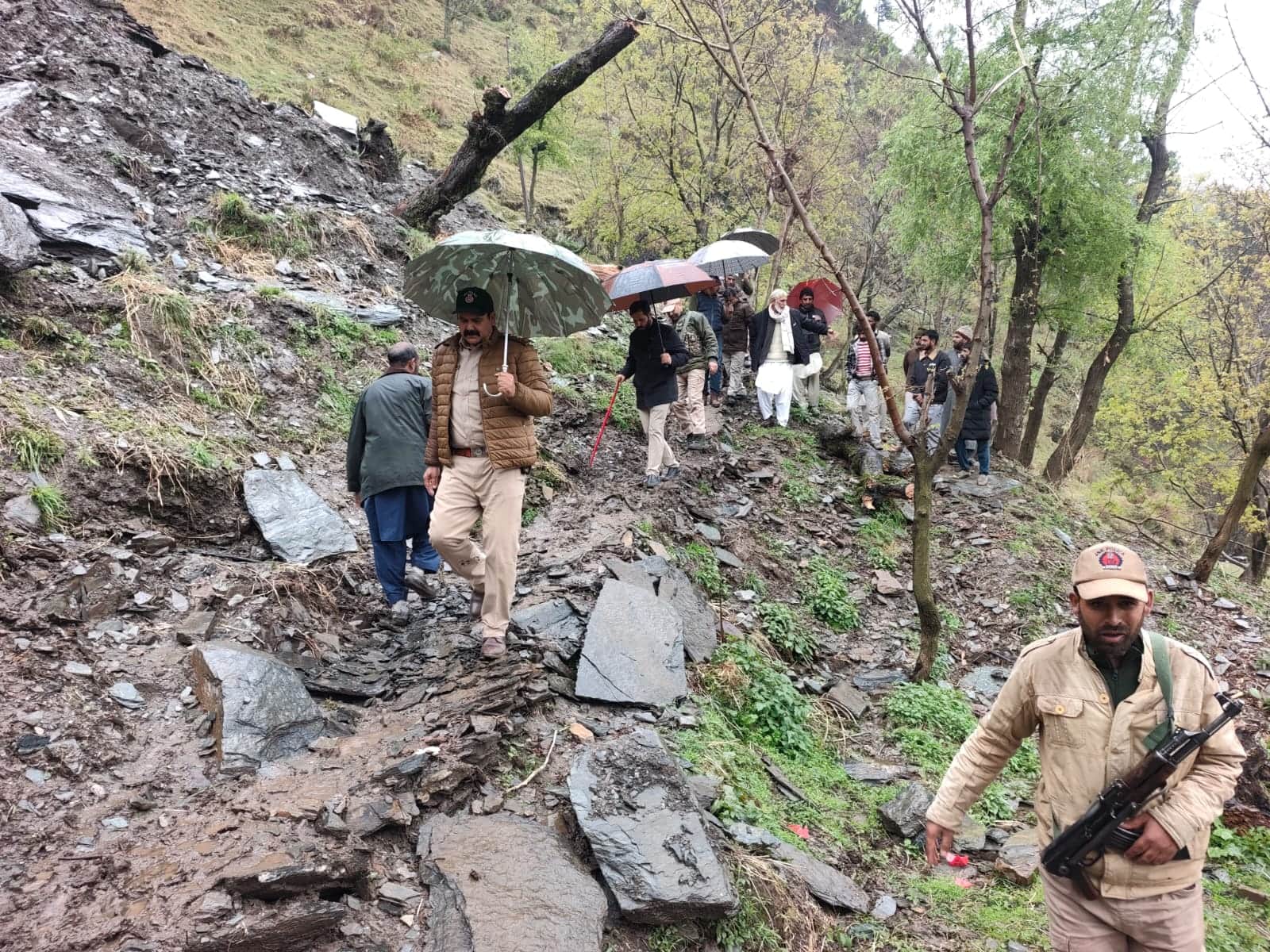 भूस्खलन के बाद घटनास्थल पर पहुंचे पुलिस प्रशासनिक अधिकारी