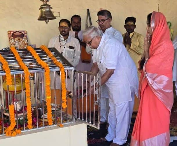 भैयाजी जोशी पंचतत्वेश्वर मंदिर में जलाभिषेक करते हुए। संवाद