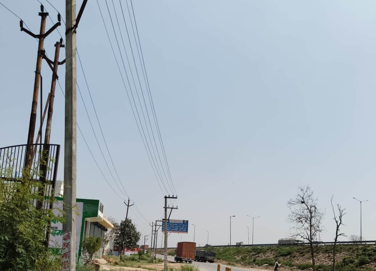 बुलंदशहर रोड पर गलत तरीके से खींची गई विद्युत लाइन। संवाद