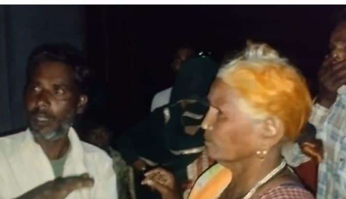 बिसौली क्षेत्र के गांव में कुत्ते को डंडा मारने के मामले में विवाद करते लोग। स्रोत ग्रामीण