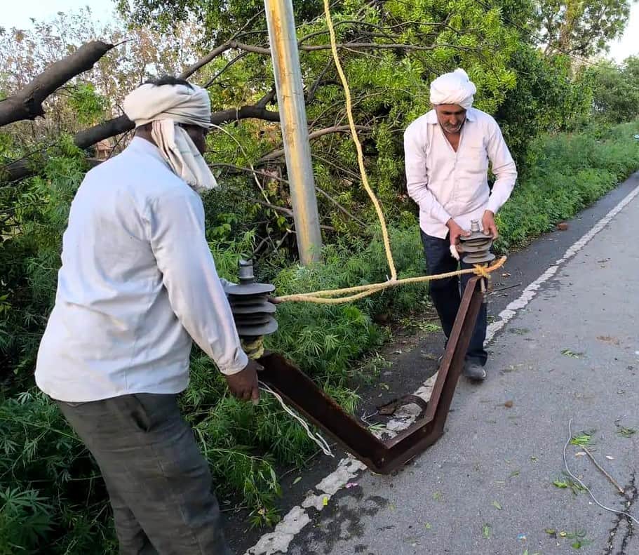 बिसावर में विद्युत लाइनों को सही करते विद्युत कर्मचारी। स्रोत : स्वयं