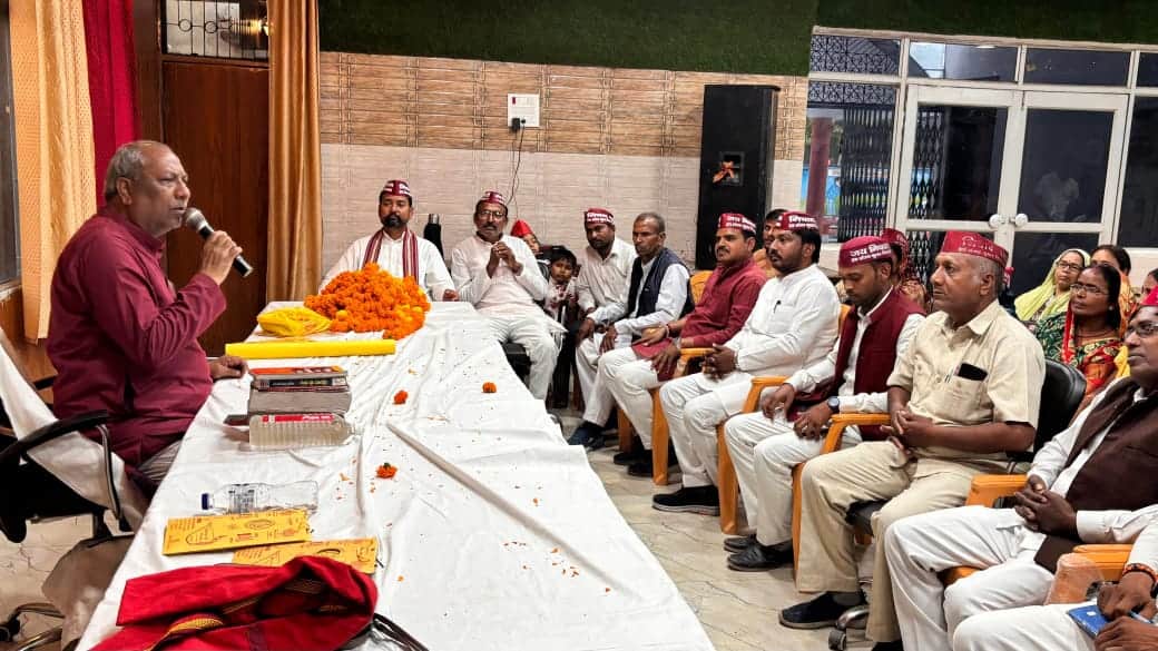 चोपन ब्लॉक सभागार में कार्यकर्ताओं के साथ बैठक करते कैबिनेट मंत्री डॉ.संजय निषाद। स्रोत स्वयं