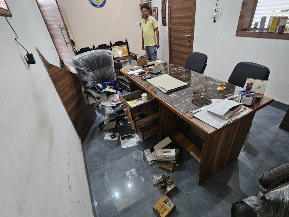 चोरी के बाद बिखरा सामान। 