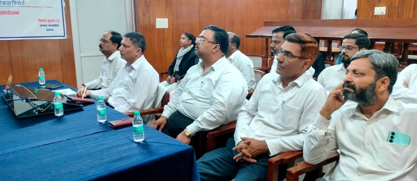 डाॅ. मिथुन घोष से जानकारी लेते समस्त न्यायिक अधिकारी। स्रोत : सूचना विभाग