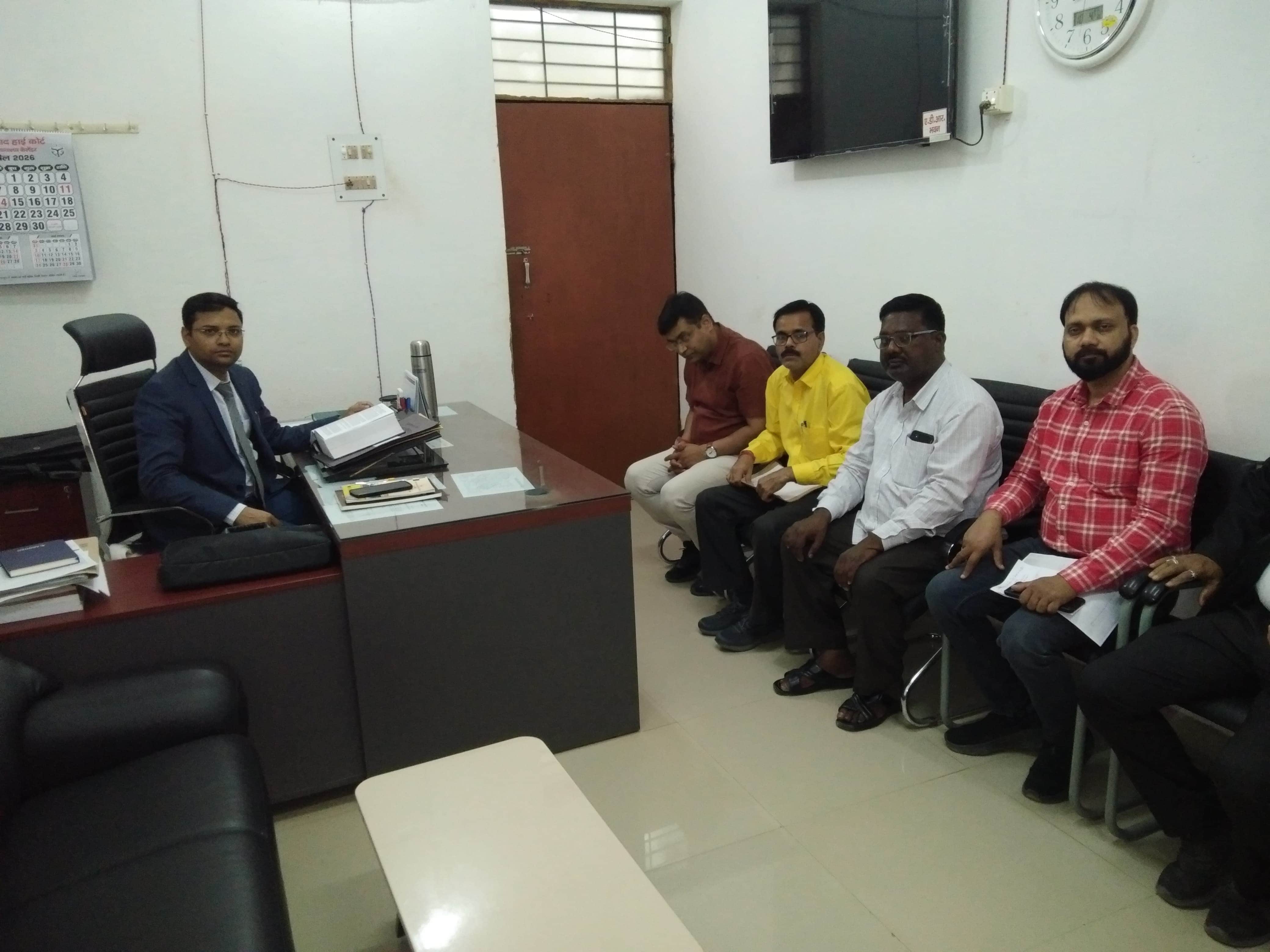 एडीआर भवन में राष्ट्रीय लोक अदालत के लिए बैठक अधिकारी।स्रोत स्वयं