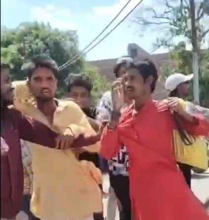 एक साधू भेष धरी को दबोचे हुए ग्रामीण। स्रोत ग्रामीण