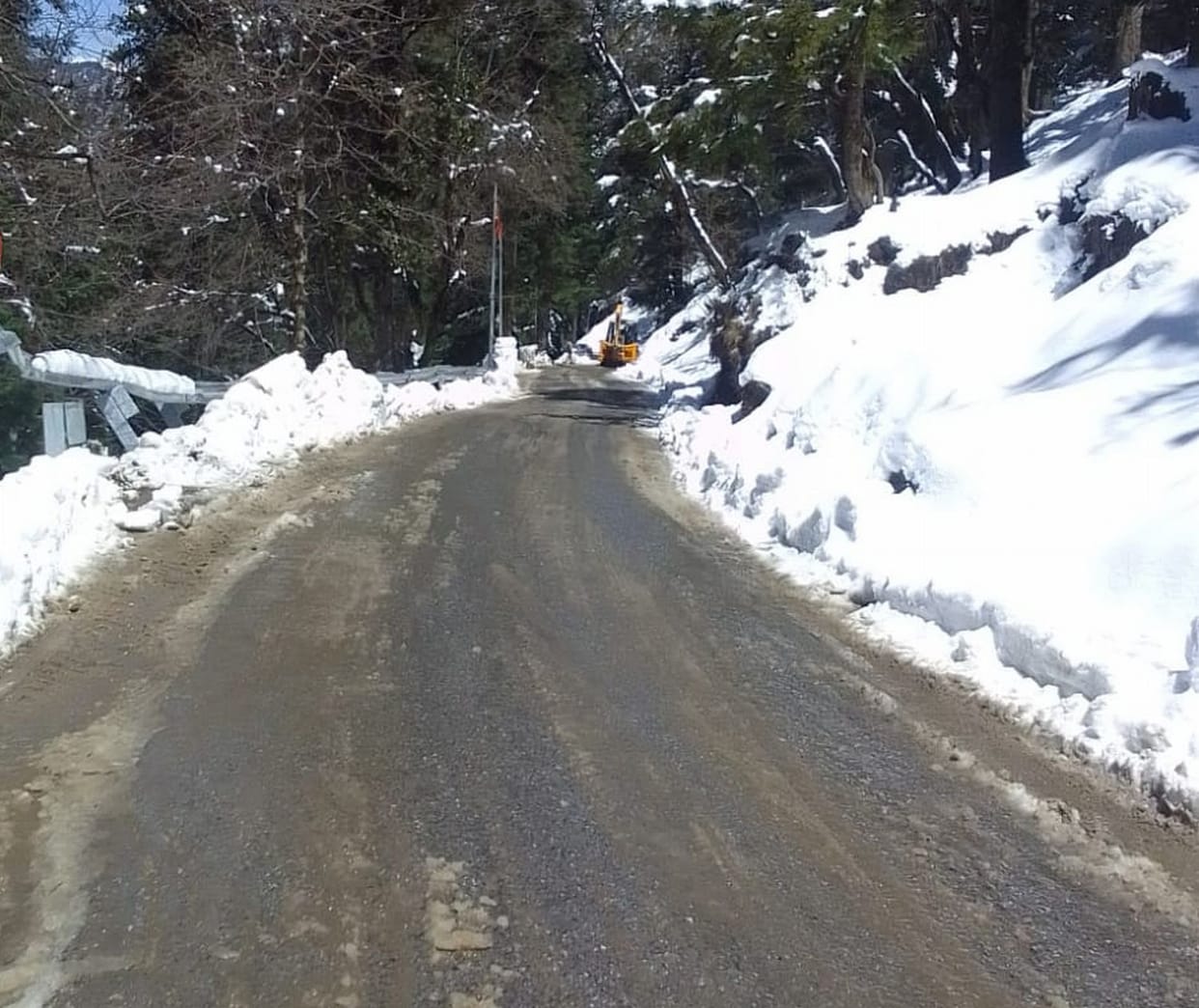 Aut-Sainj highway restored after three days, snow removed from Jalori Pass