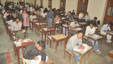 एसएसवी कॉलेज में परीक्षा देते परीक्षार्थी। संवाद