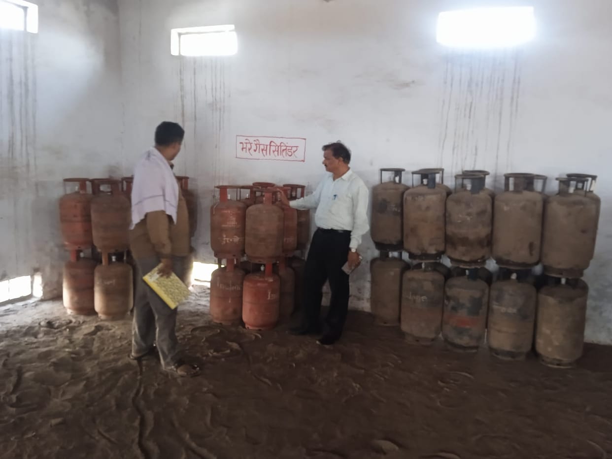 etah news cylinder crisis
