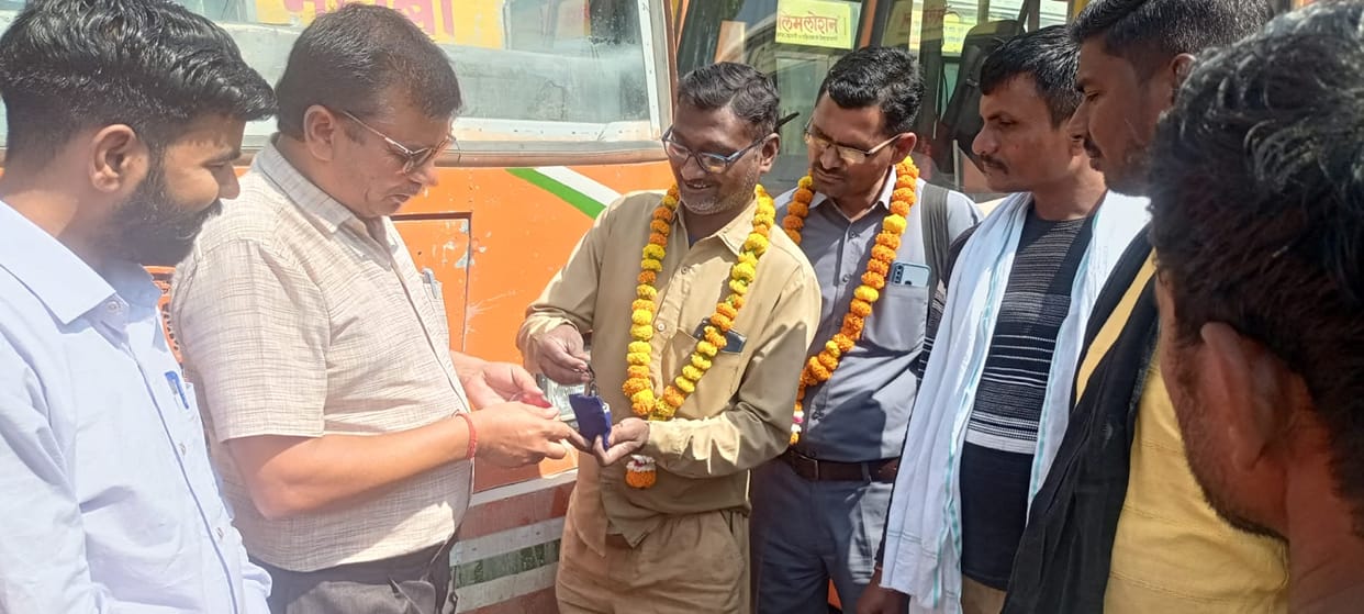 The driver and conductor returned the mangalsutra of a woman who had lost it in the bus.