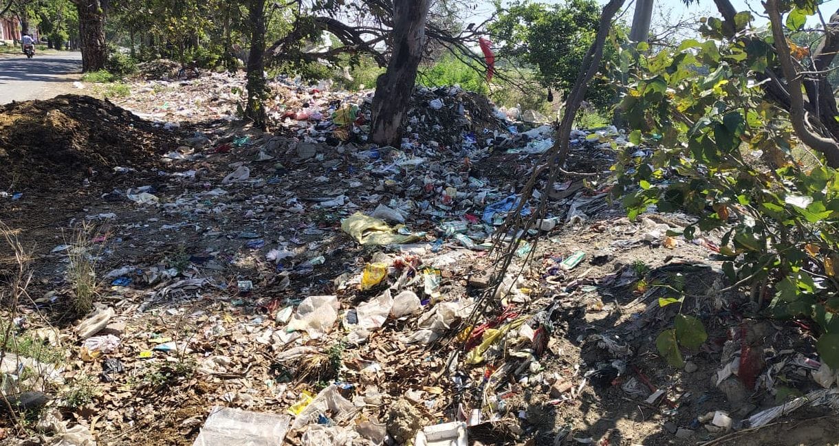 Nagar Panchayat's MRF center closed, garbage piles up on the roads