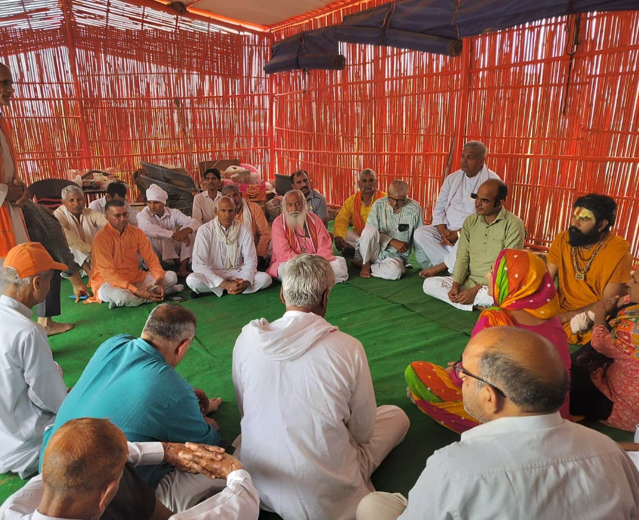 गौ क्रांति गौशाला में आयोजित पतंजलि परिवार की बैठक में मौजूद पदाधिकारी व योग साधक।स्रोत: संस्था