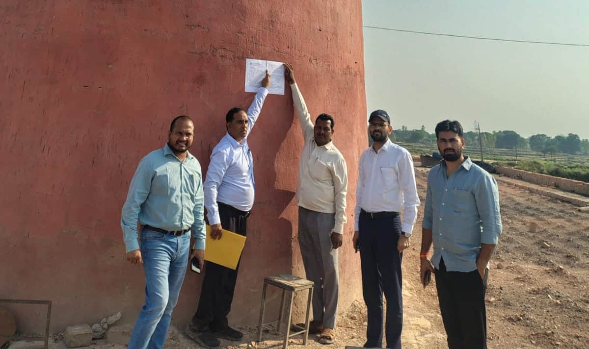 गोलखरा में ईंट-भट़्ठा पर नोटीस चस्पा करती संयुक्त टीम। स्रोत विभाग