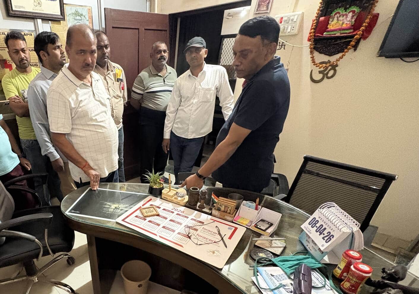 गोपीगंज डा. जयन्त माथ़र के अस्पताल में चोरी के बाद बिखरा सामान। संवाद