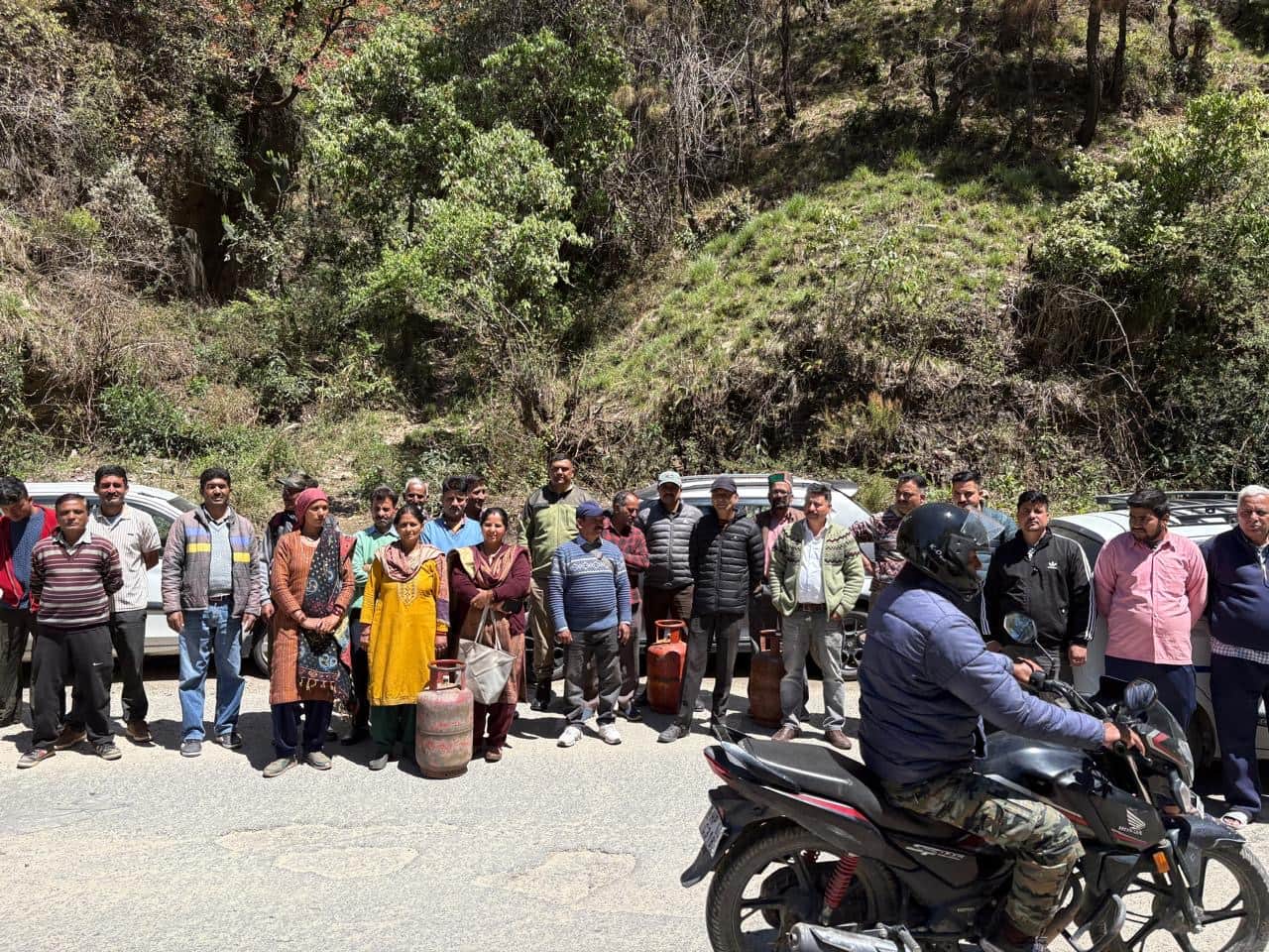 गैस सिलिंडर के न मिलने से परेशान लोग सड़क पर गाड़ी के आने का इंतजार करते हुए।फोटो संवाद