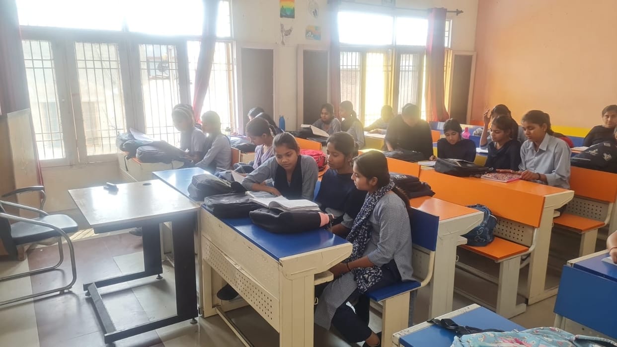Guruji's census training class is being held, students are passing their time